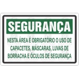 Nesta área é obrigatório o uso de capacetes, máscaras, luvas de borrachas e óculos de segurança